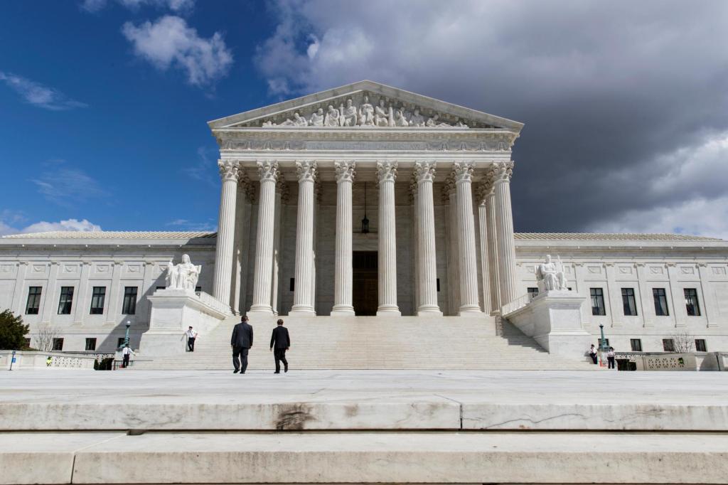 Supreme Court lets Trump strip protections from more than 300,000 Venezuelan migrants