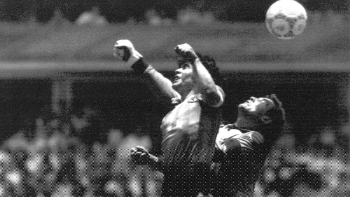 Subastarán la pelota con la que Maradona le hizo el gol con la mano a Inglaterra en 1986