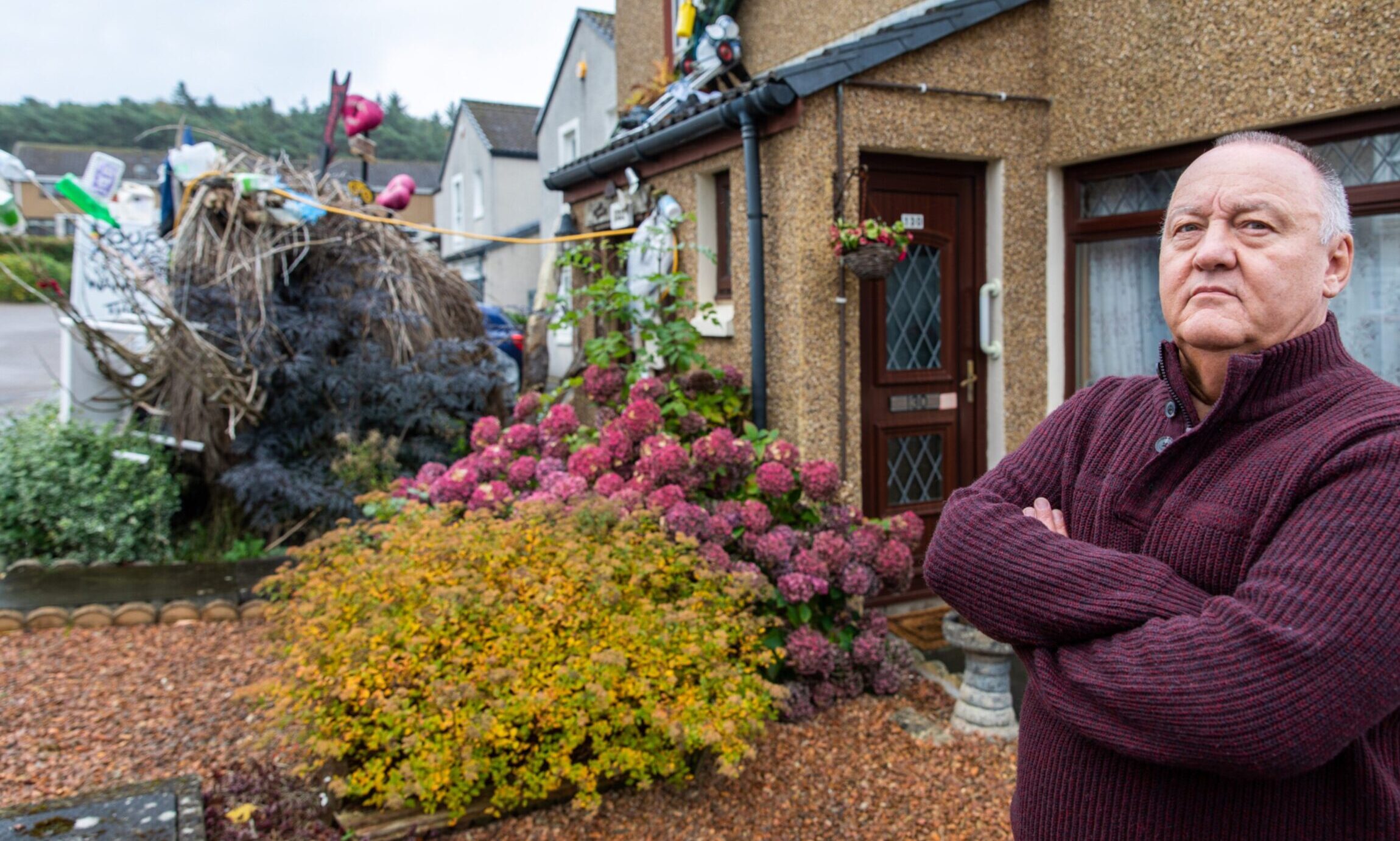 House next to Dalgety Bay artist’s ‘eyesore’ sculptures finally sells for £16k below valuation
