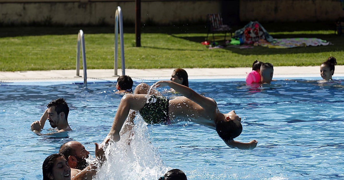 En busca de la tranquilidad en la piscina municipal, aunque no siempre se encuentra