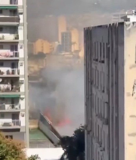 Chamas e densa coluna de fumaça assustam moradores após incêndio atingir terreno baldio em Vila Isabel