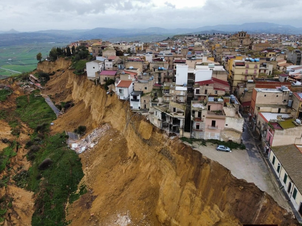 Landslide Emergency in Niscemi, Sicily — Entire Hill Collapsing Towards the Gela Plain