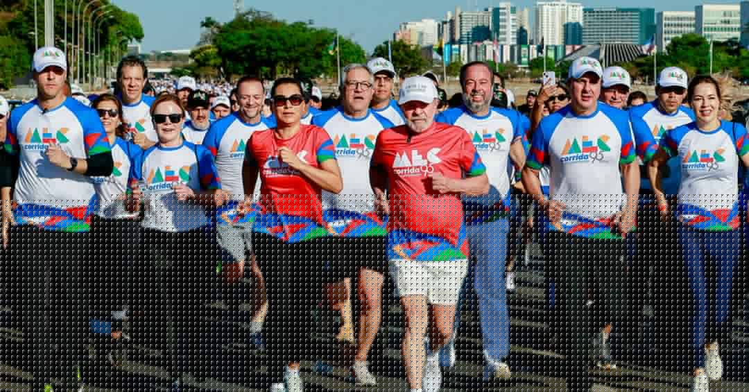 Lula participa de caminhada em Brasília e provoca Bolsonaro: ‘Não tem motociata’