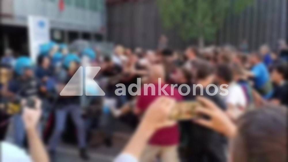 A Treviso antifascisti contro manifestazione 'Prima i trevigiani', scontri con la polizia