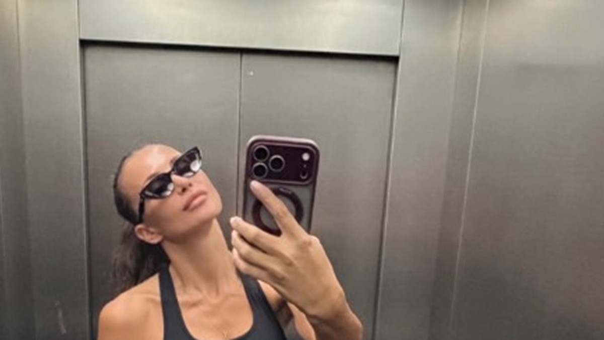 JEDNA STVAR ZA RUČAK JE OBAVEZNA Emina se slikala u helankama i topu, svi TRLJAJU OČI kakva joj je sad forma! Od ovih pravila za zategnut izgled ne odustaje (FOTO)