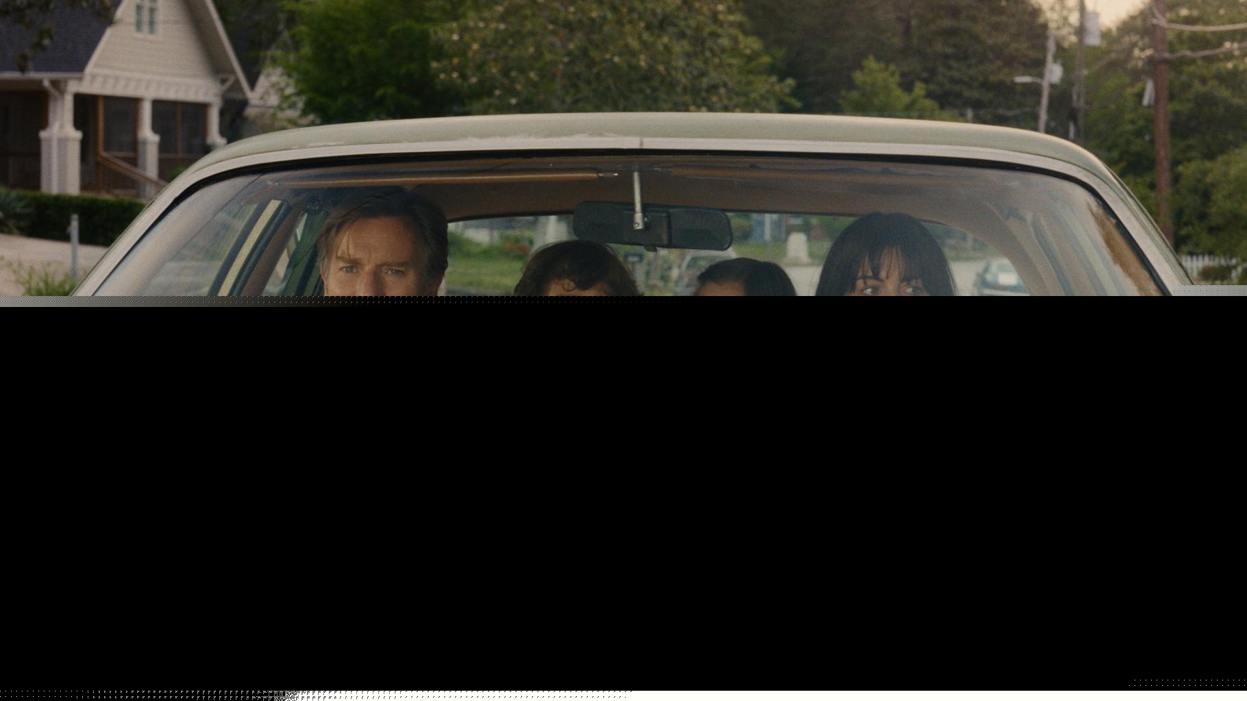 « La Fin d’Oak Street », avec Anne Hathaway, est un délicieux mélange des genres (saupoudré de dinos)