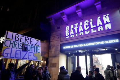 Une journée de mobilisation pour Christophe Gleizes se termine en musique au Bataclan