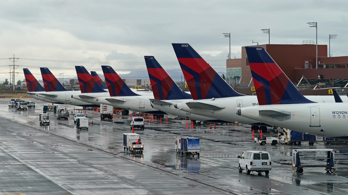 Dos aviones de Delta chocaron en aeropuerto LGA de Nueva York: un herido