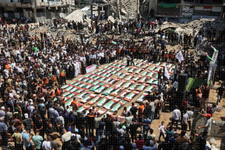 Gazans hold mass funeral for those killed during war