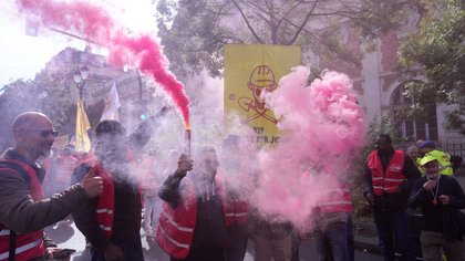 KLJUČA NA ULICAMA FRANCUSKE! Masovni protesti širom zemlje: Blokirane škole i fabrike, raspoređeno 76.000 policajaca (FOTO, VIDEO)