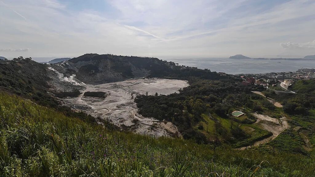 Dozens injured as strongest quake in 40 years rocks Italy's volcanic region