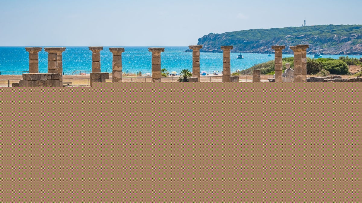 La playa de Bolonia, donde una duna gigante y una ciudad romana comparten el mismo paisaje