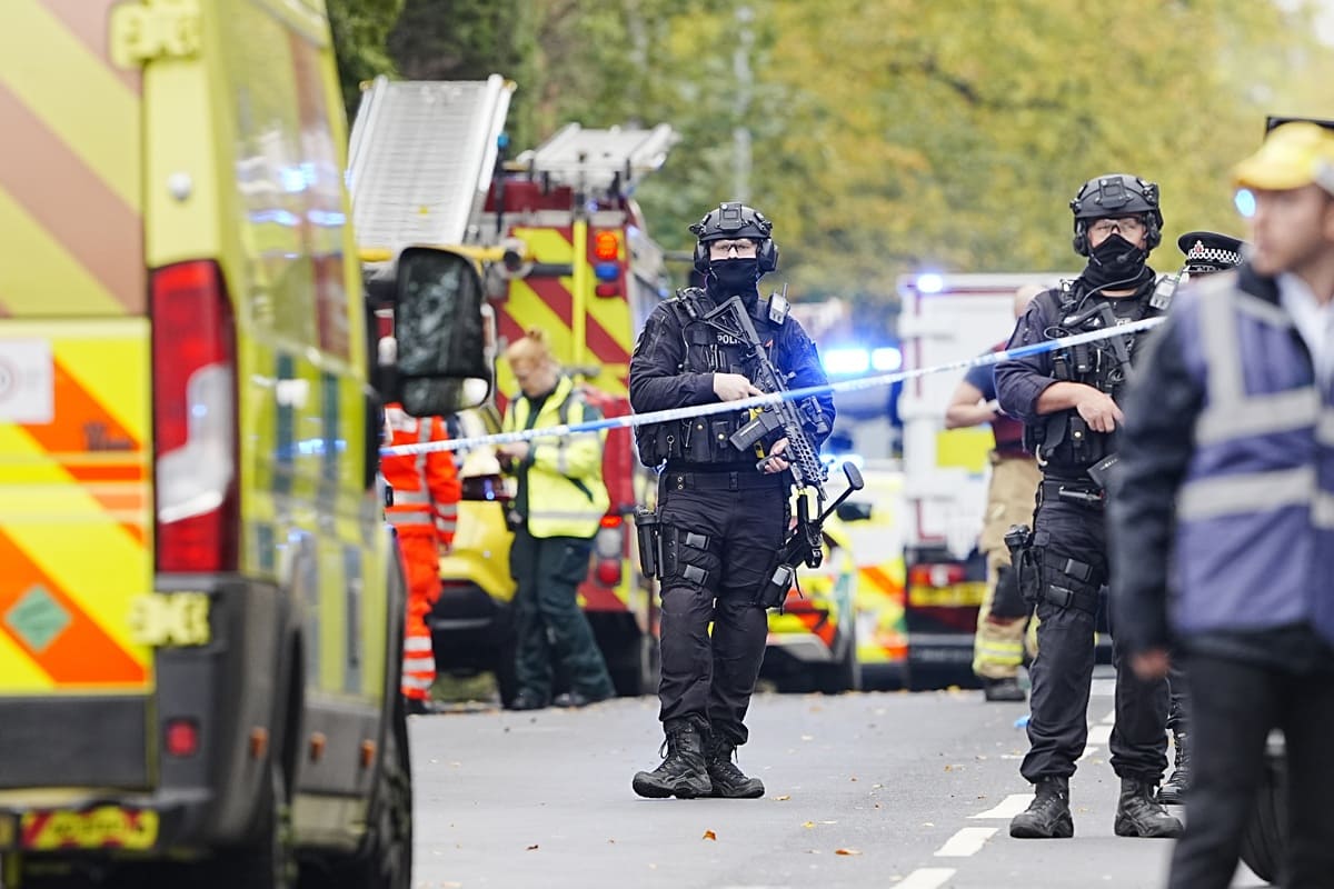 Attacco fuori da una sinagoga a Manchester, 2 morti e 3 feriti gravi. Ucciso l’aggressore