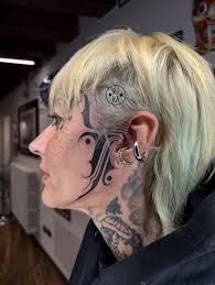 Il corpo come tela: perché tanti ragazzi scelgono tatuaggi e piercing. E non hanno paura del dolore e dei possibili danni che si provocano (I. Smirnova e R. Montecuccoli)