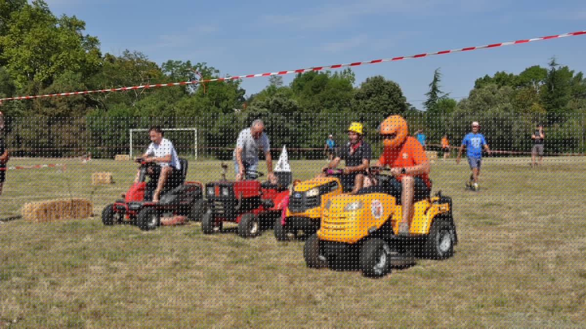 Bottes de paille, drapeau à damier et tracteur miniature rose : aux portes de Toulouse, un petit village organise sa première course de tracteurs-tondeuses dans une ambiance digne d'un Grand Prix