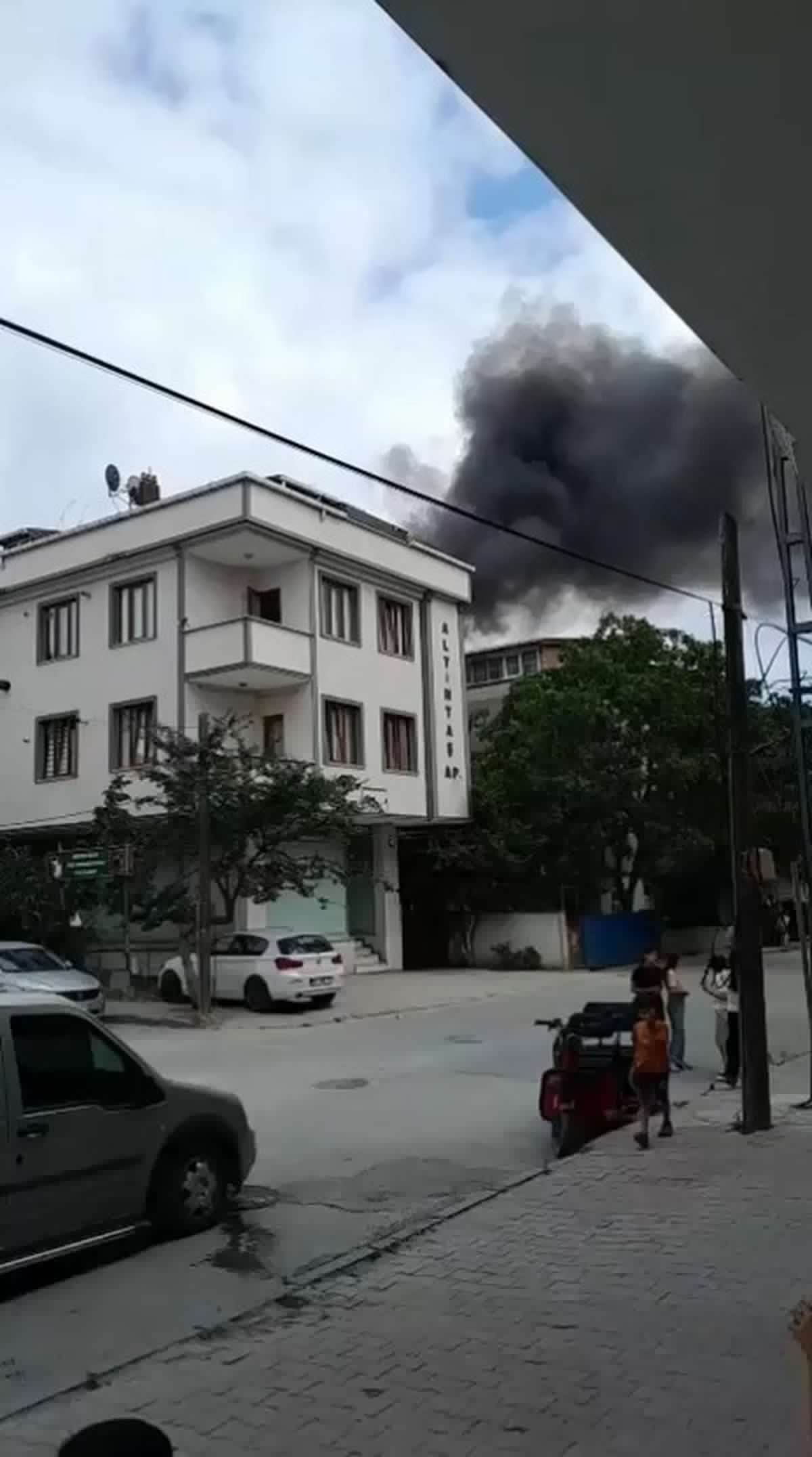 Arnavutköy'de Tüp Patlaması Çatıyı Küle Çevirdi: Yangın Kontrol Altında
