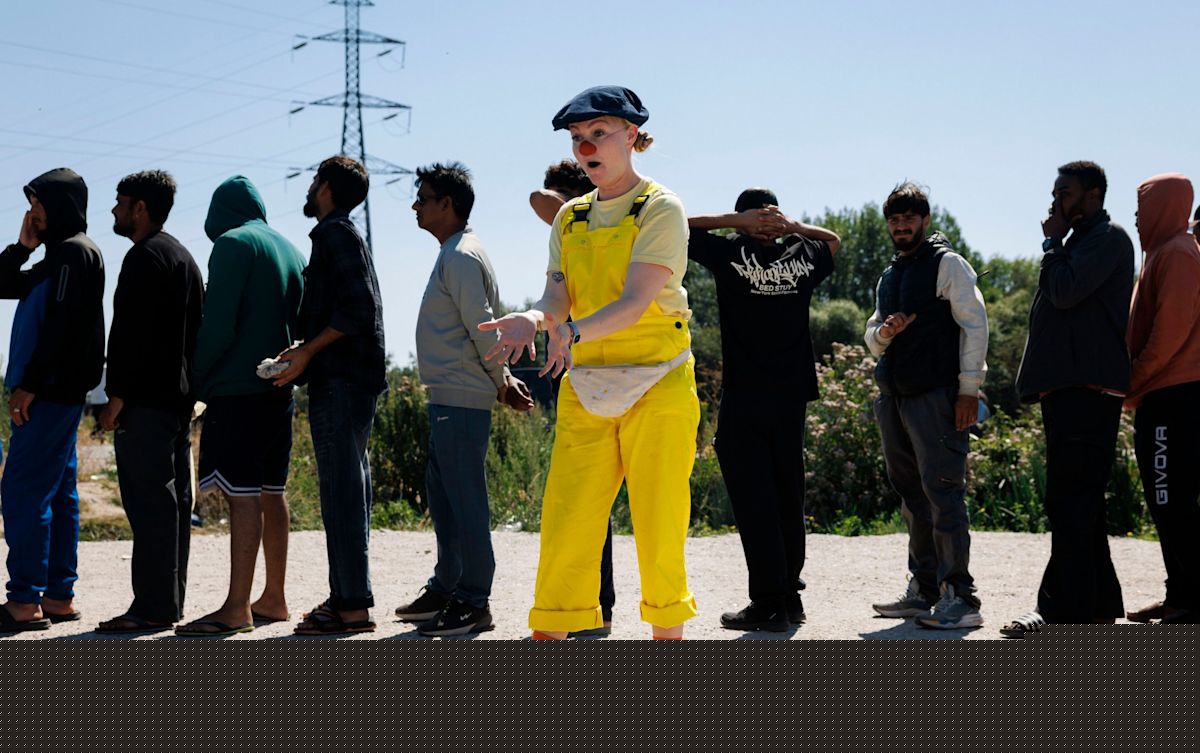 Clowns entertain migrants and smugglers bound for Britain