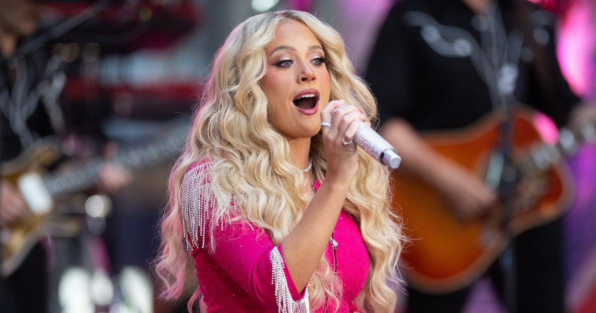 Country Star Ends Show After 3 Songs and Leaves Stage in Tears