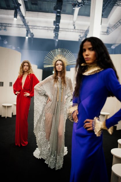 Valentino transforma a alta-costura em ritual sensorial no Verão 2026