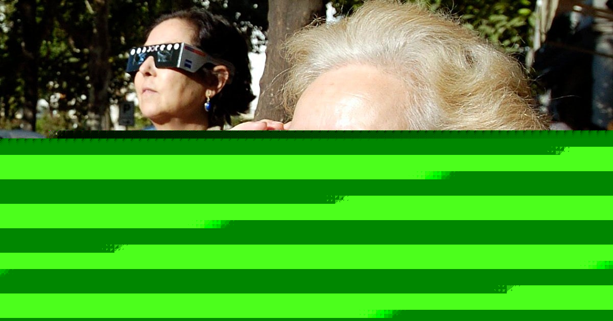 La OCU avisa a los españoles sobre el eclipse total de sol de hoy: solo estas gafas ofrecen una protección adecuada