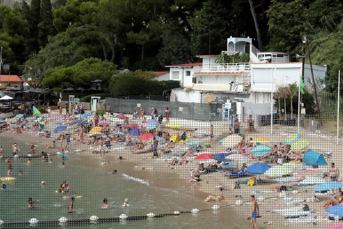 La saison est « très bien partie » : sur la Côte d’Azur, la célèbre plage de la Mala continue d’attirer un grand nombre de touristes malgré les travaux