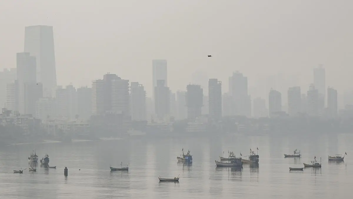 Thick smog engulfs Mumbai’s Bandra; AQI hits 300 in 'Poor' category