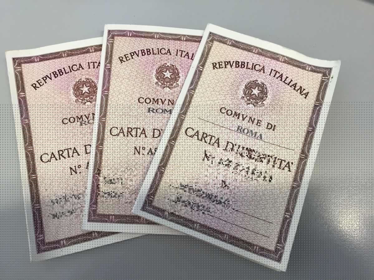 Carta d’identità cartacea addio: per espatriare serve la Cie