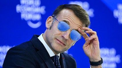 Emmanuel Macron a (enfin) retiré ses lunettes après deux semaines de buzz