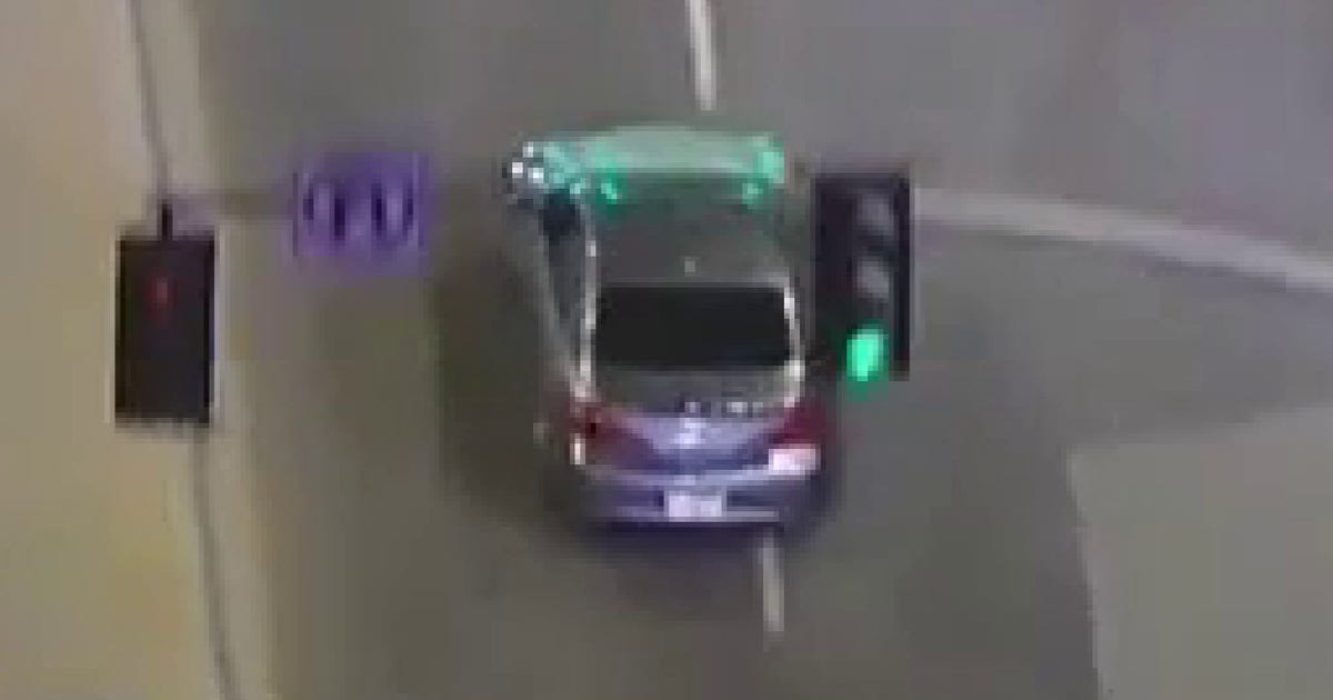 Suspect leads police chase across Los Angeles' westside neighborhoods