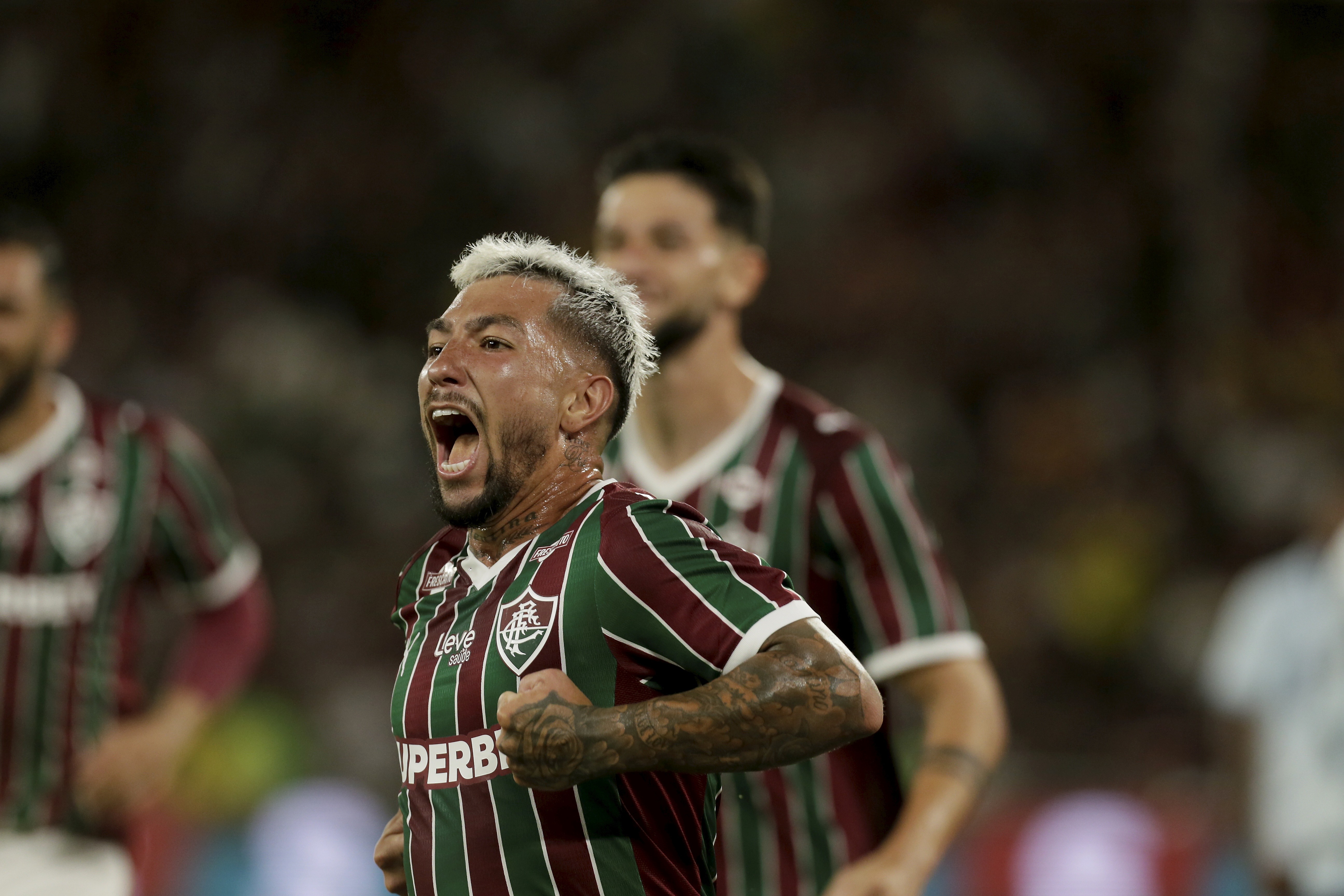 Com golaço de Lucho Acosta, Fluminense segura o Grêmio no fim e  estreia com vitória no Brasileiro