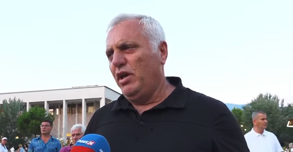“Më vjen turp që më përfaqëson ky kryeministër!” – Emigranti shpërthen ndaj Ramës në protestë: Bizneset e shkollat janë braktisur, patronazhistët të mbajnë turpin
