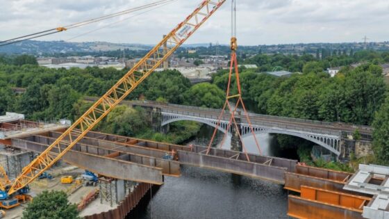 Baker Viaduct crosses the River Calder in Ravensthorpe