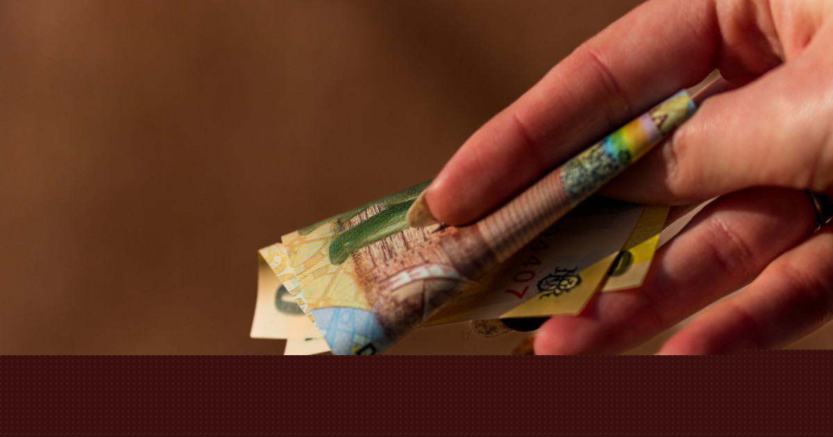 Reacția românilor la recomandarea Băncii Centrale Europene de a păstra bani cash în casă. Economist: Numerarul este sfânt