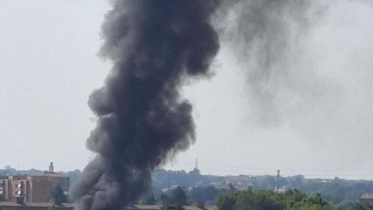 Incendio nel Milanese: fiamme da una villetta, fumo altissimo. Chiusa la Comasina