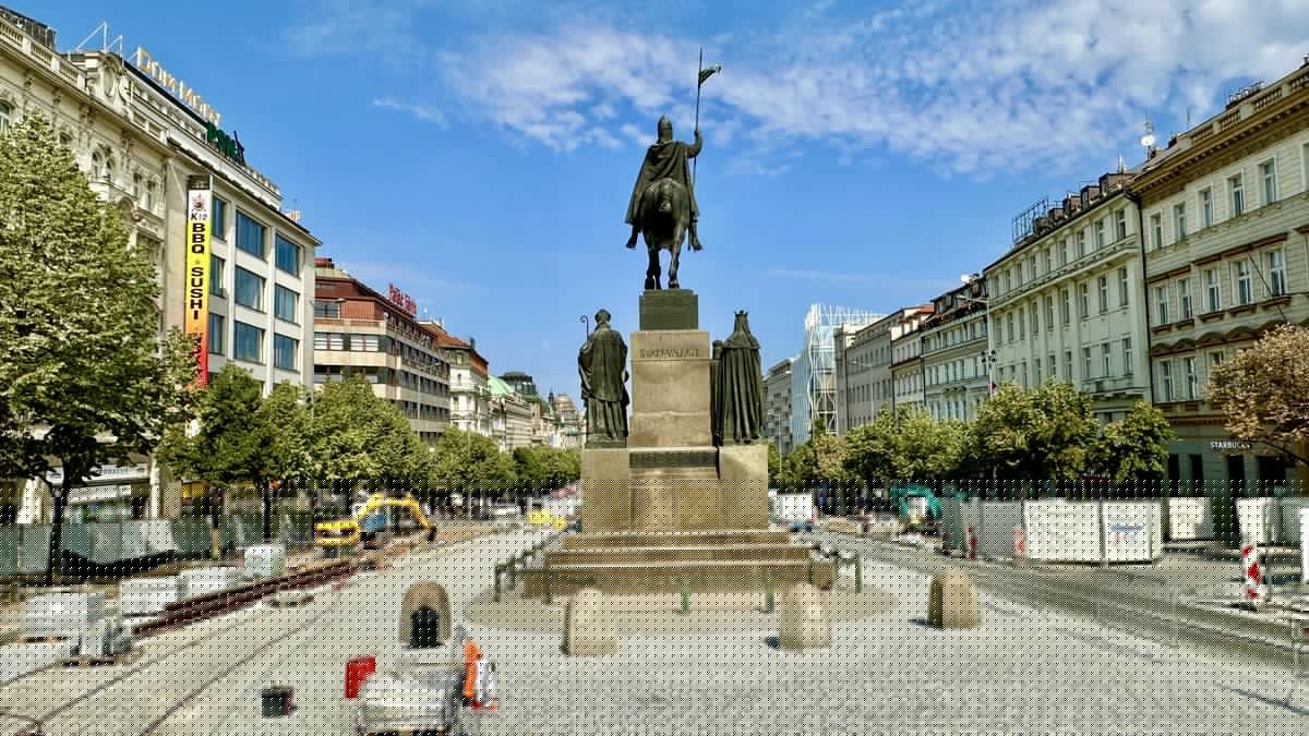 Dnes ráno Sdružení Nového Města pražského uložilo do připravené jámy na Václavském náměstí časovou schránku s různými tiskovinami