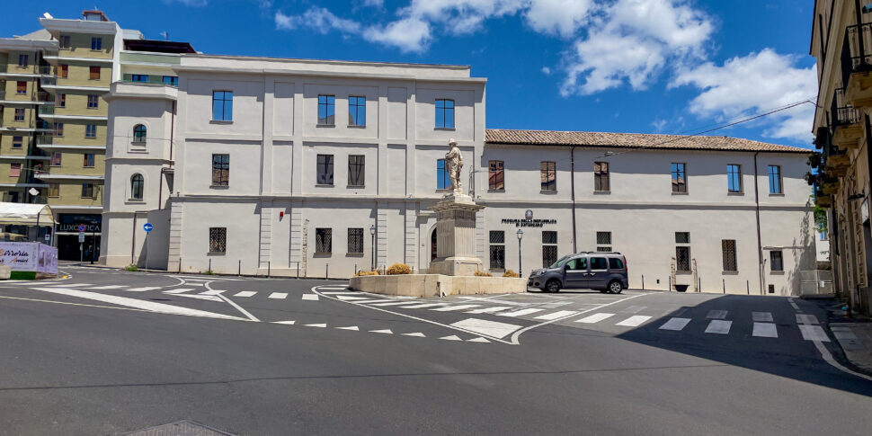 Catanzaro, drug dealing in the southern suburbs. Investigated by the Prosecutor in seventeen