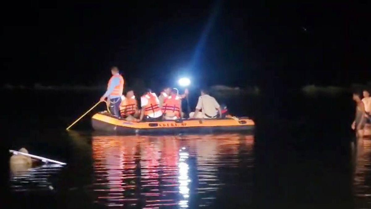 Tragedy on Vijayadashami: 10 dead, several injured after tractor-trolley plunges into lake