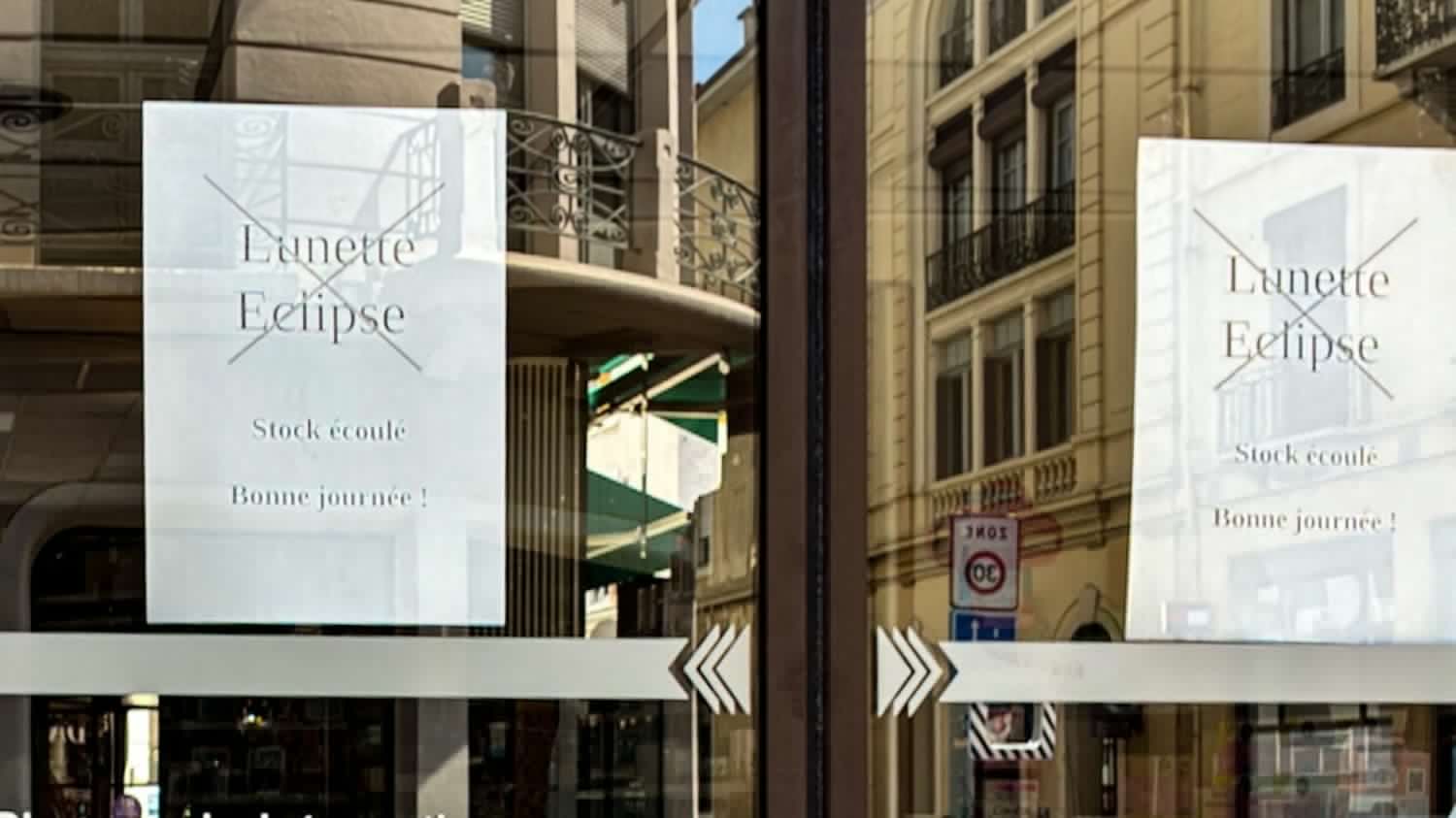 Boîte à chaussures, passoire, arbres... Comment observer l'éclipse solaire en toute sécurité si vous n'avez pas de lunettes de protection ?