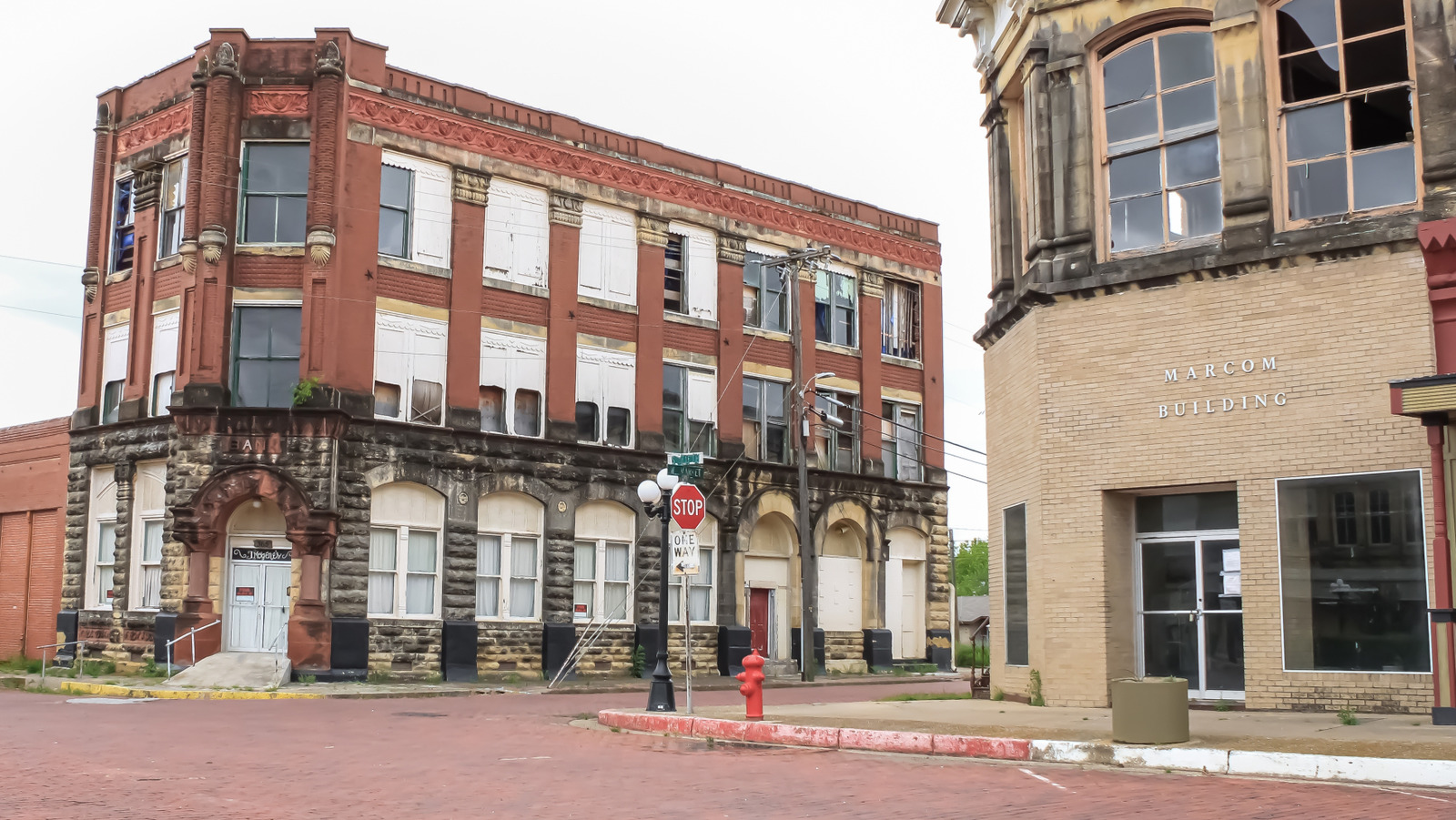 'The Sweetest Town In Texas' Boasts Historic Charm, A Peaceful National Grassland, And A Scenic Lake