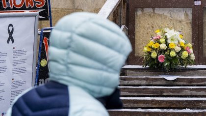 À Crans-Montana, les panneaux publicitaires remplacés par des hommages aux victimes : la Coupe du monde de ski s’invite dans la station suisse
