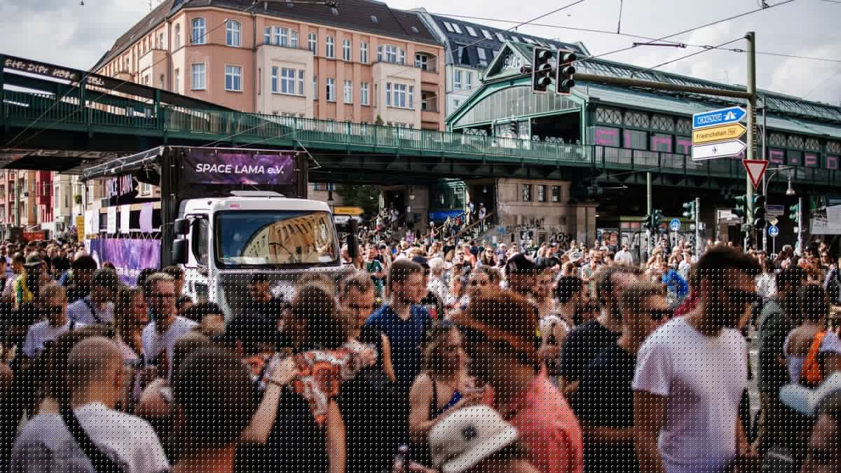 Berlin: Technoparade »Zug der Liebe« wegen CSD-Anschlag abgesagt