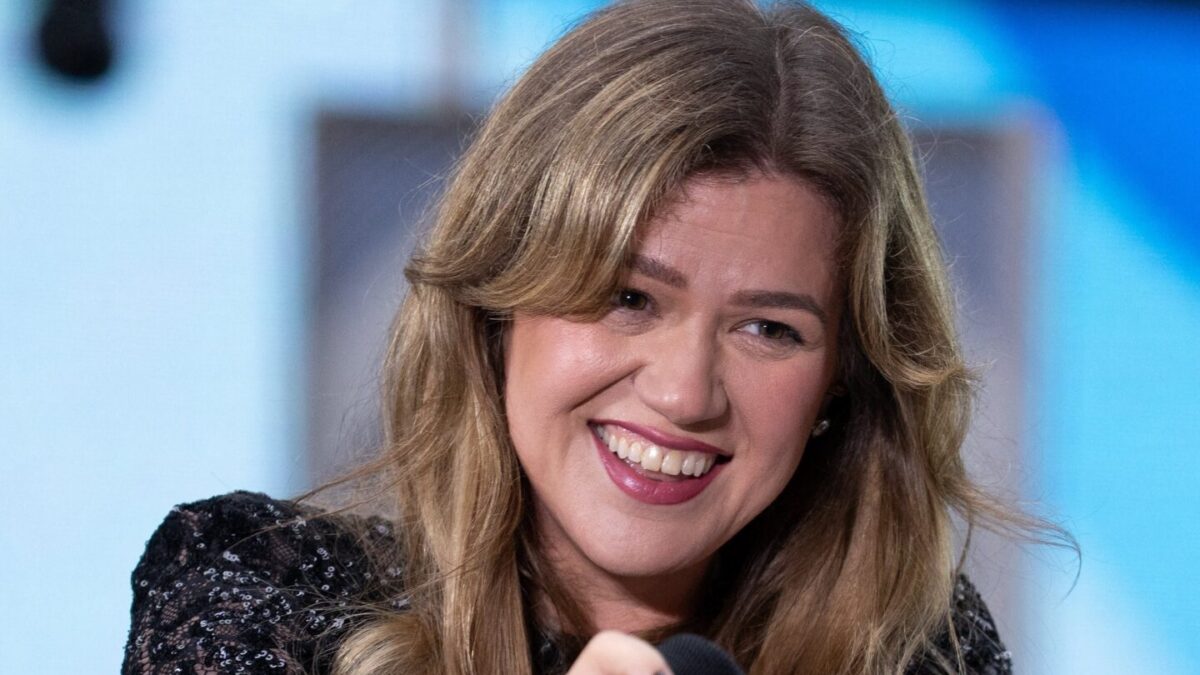 Kelly Clarkson Reacts After Nearly Flashing Fans During Vegas Show
