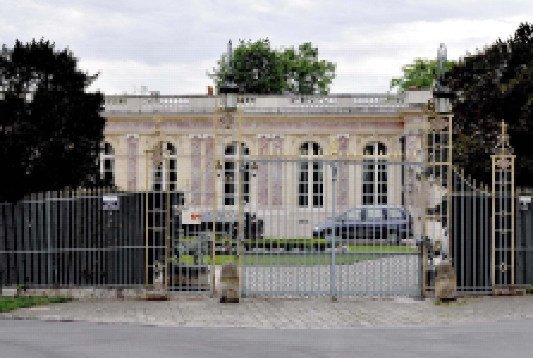 Ce sublime palais rose situé en région parisienne était la demeure d'une marquise excentrique de la Belle Epoque