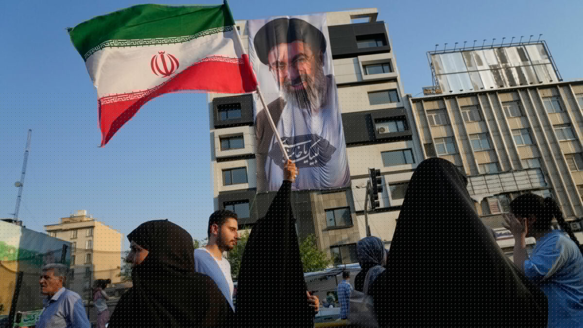 Usa bombardano l’Iran: “Colpite decine di obiettivi militari”. Riad lavora a coalizione per difendere il Mar Rosso dagli Houthi