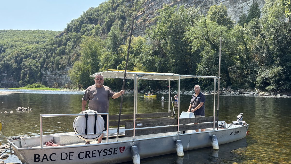 "On est partis tous ensemble à Toulouse avec le minibus pour passer le permis bateau..." : depuis cinq ans, ces retraités font vivre le premier bac électrique remis en service sur la Dordogne