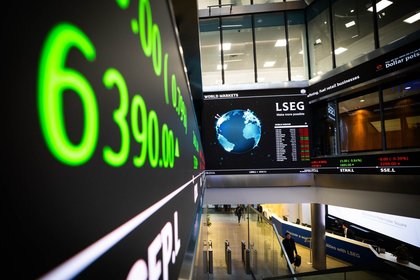 Mixed day for stocks as Trump hits out at Fed chief for refusal to cut rates