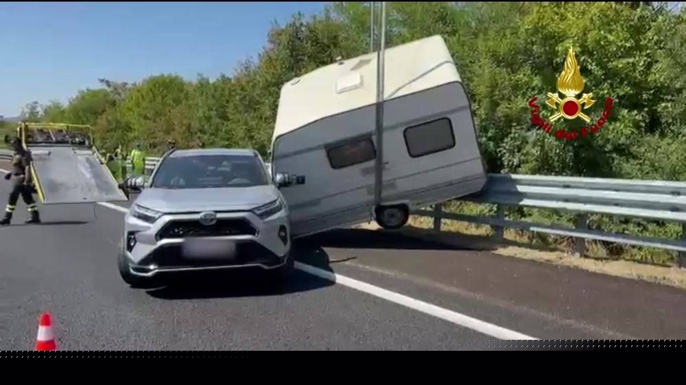 Trieste, sbanda con l'auto e si ritrova la roulotte in bilico sul guardrail