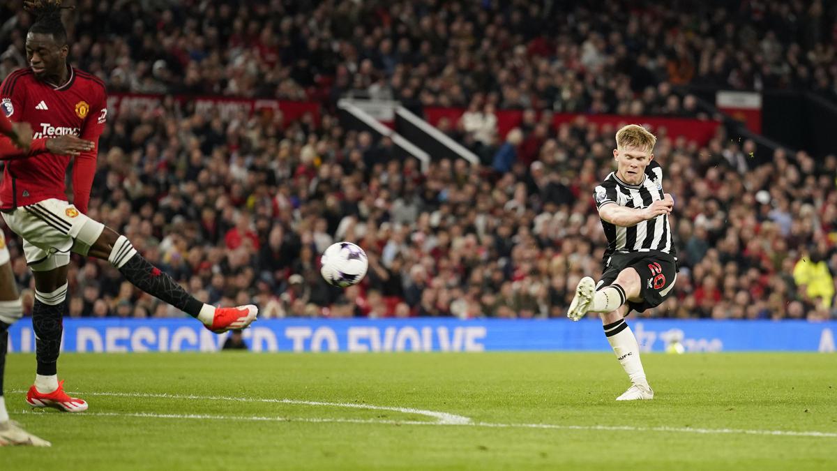 Lewis Hall Tinggalkan TC Newcastle, Bakal Gabung Manchester United?