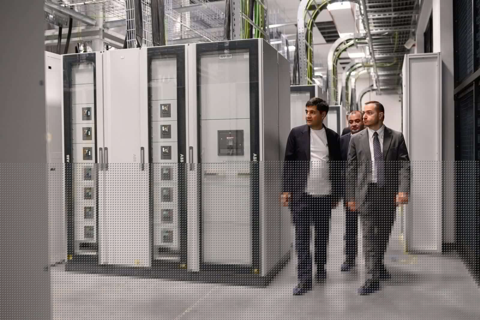 Le ministre de l’Industrie de haute technologie d’Arménie, Mkhitar Hayrapetyan, a visité le centre de données d’intelligence artificielle (IA) de Firebird AI à Hrazdan