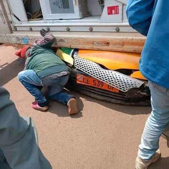 CAMEROUN :: Drame au carrefour MEEC : un conteneur écrase un taxi et fait deux morts à Yaoundé :: CAMEROON